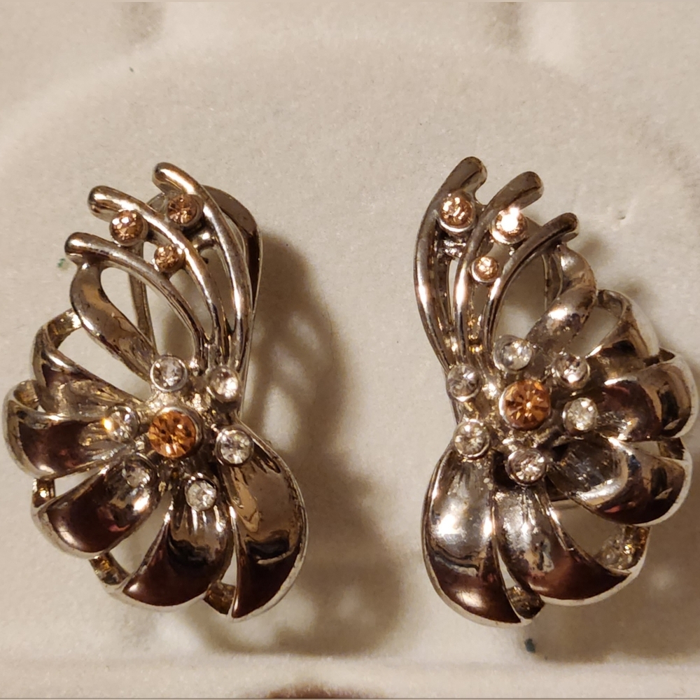 ✨️3 for 20✨️ 🌸Vintage🌸 silver tone earrings w/pink and white gems 💎